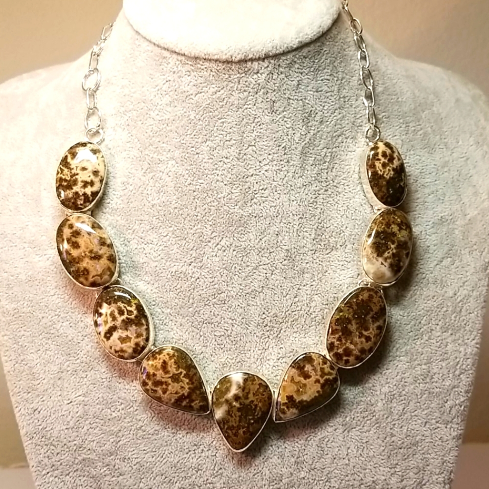 UNIQUE NECKLACE NWOT